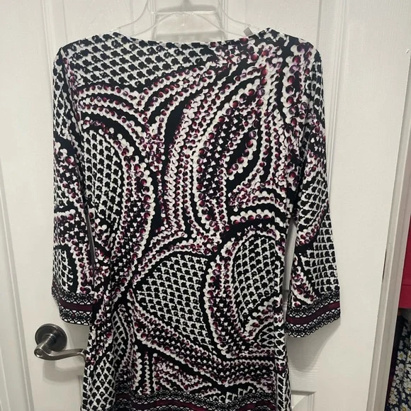 White House Black Market Fitted Graphic Blouse with Cuffed 3/4 Sleeves - Picture 9 of 11